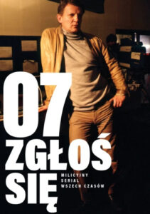 Okładka książki 07 zgłoś się. Milicyjny serial wszech czasów. Na zdjęciu widoczny jest mężczyzna stojący w pomieszczeniu przypominającym plan filmowy lub studio, ubrany w jasny golf i beżową marynarkę. Przez niemal całą okładkę przebiega duży biały napis „07 zgłoś się”, pod którym znajduje się podtytuł książki.