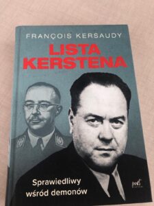 Na zdjęciu widoczna jest okładka książki Lista Kerstena. Sprawiedliwy wśród demonów autorstwa François Kersaudy’ego. Na szaroniebieskim tle znajdują się dwa czarno-białe portrety mężczyzn – na pierwszym planie Feliks Kersten, w tle Heinrich Himmler w mundurze SS. Tytuł książki zapisano dużymi czerwonymi literami, a u dołu widnieje podtytuł „Sprawiedliwy wśród demonów” oraz logo wydawnictwa Post Factum.