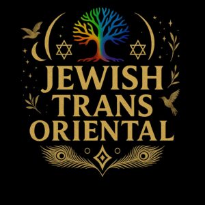 Logo Jewish Trans Oriental - złoty napis na czarnym tle. Nad napisem księżyc, gwiazda Dawida, drzewo, gwiazda Dawida. Poniżej stylizowane pawie pióra.